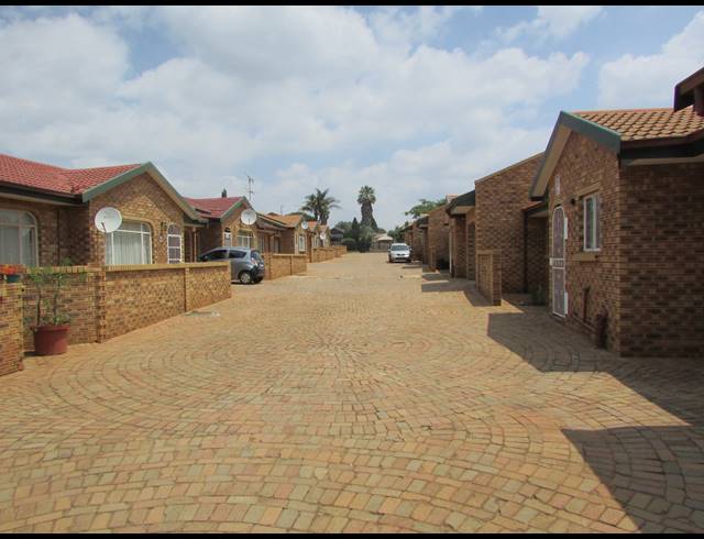 2 BEDROOM TOWNHOUSE FOR SALE IN RANDPOORT